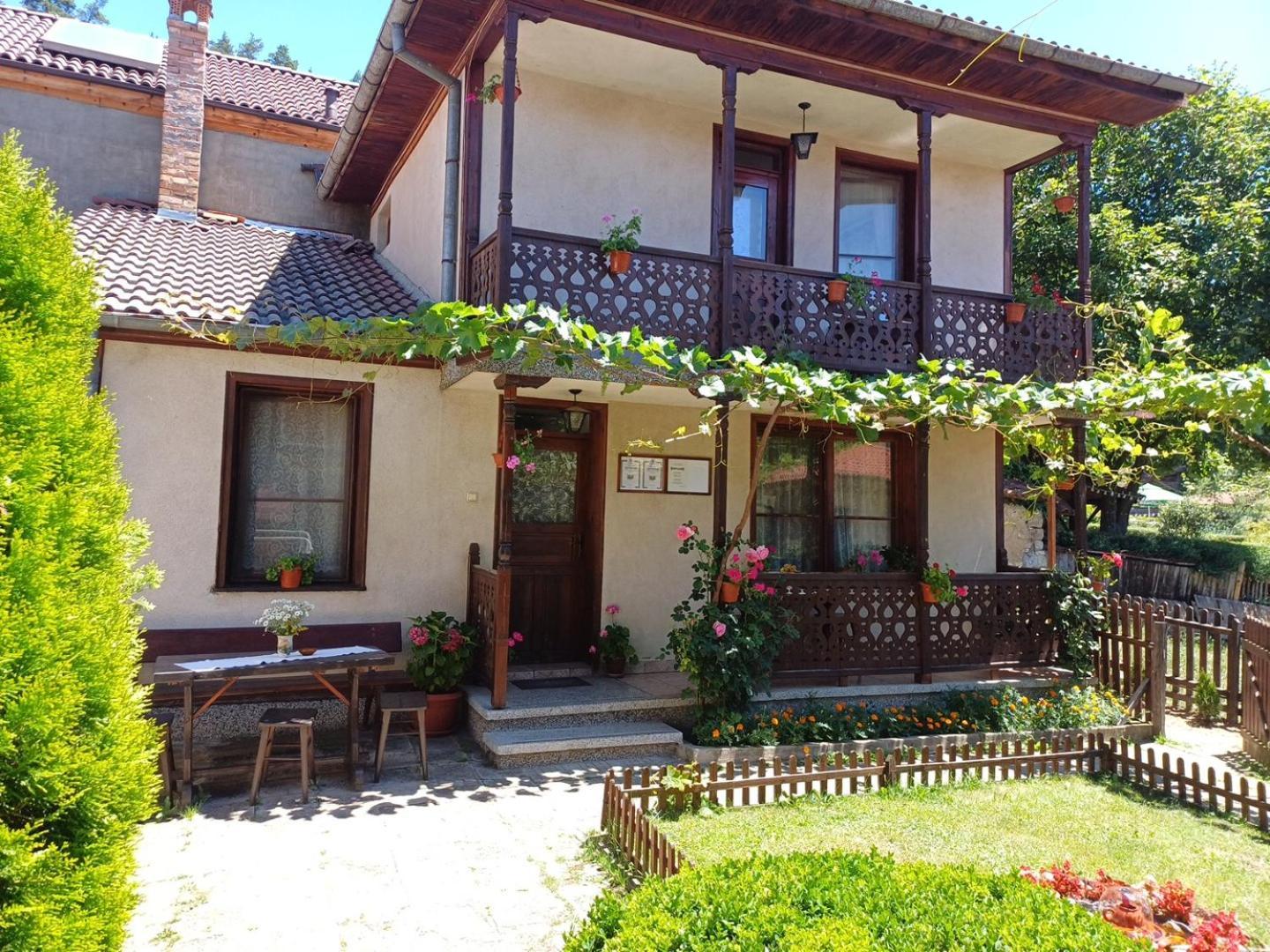 Guest Rooms Dona Koprivshtitsa Ngoại thất bức ảnh