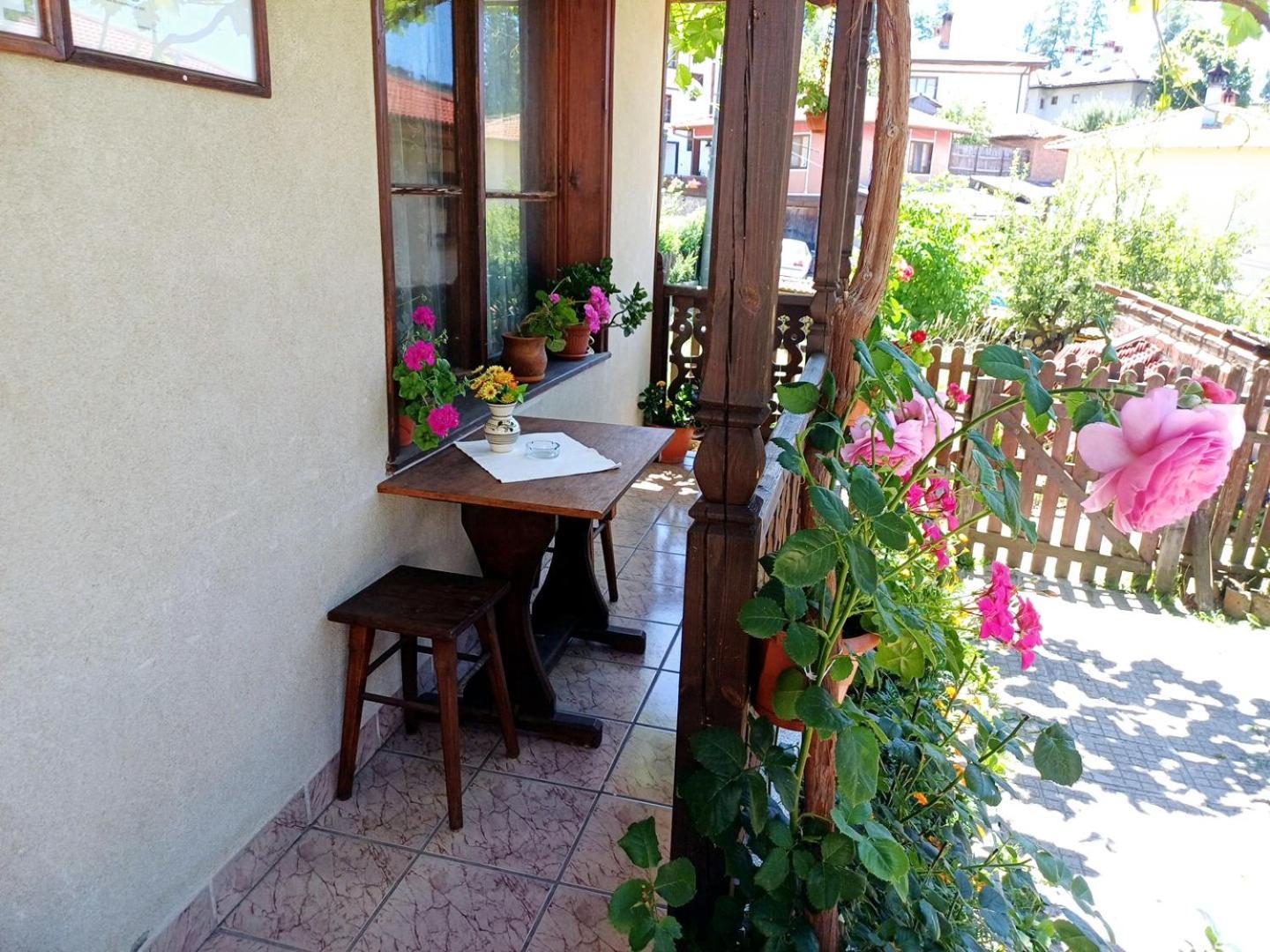 Guest Rooms Dona Koprivshtitsa Ngoại thất bức ảnh